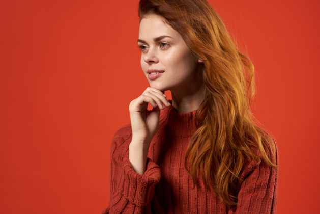 漂亮开朗的女人红毛衣好看时尚的衣服人清洁自然