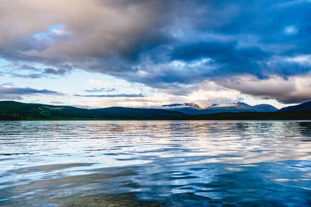 景观日落时分 俄罗斯阿尔泰共和国乌拉甘斯基地区的山湖美景风景山白天