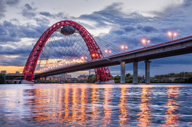 餐厅在一个夏日多云的夜晚 莫斯科风景如画的大桥的拱门和灯笼的倒影俄罗斯地标倒影
