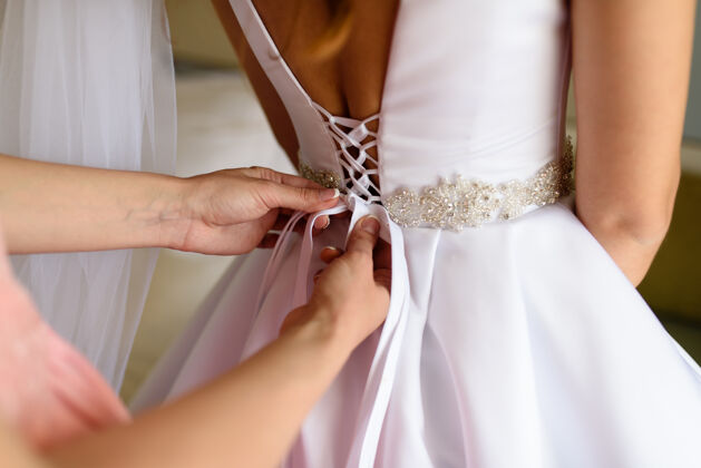 礼服新娘穿上婚纱奢华现代简单