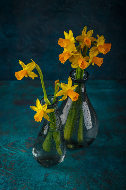植物明亮的春天黄色玻璃花瓶微型水仙花春天园艺开花