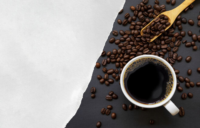 配料一杯咖啡 白纸和豆子放在黑木桌上背景.top查看新鲜牛皮纸咖啡