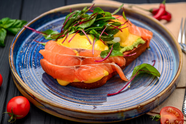 食谱烤面包配三文鱼 荷包蛋和鳄梨盘子早餐在餐厅蛋黄营养烹饪
