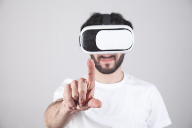小玩意戴着虚拟现实护目镜的男人虚拟现实现代显示