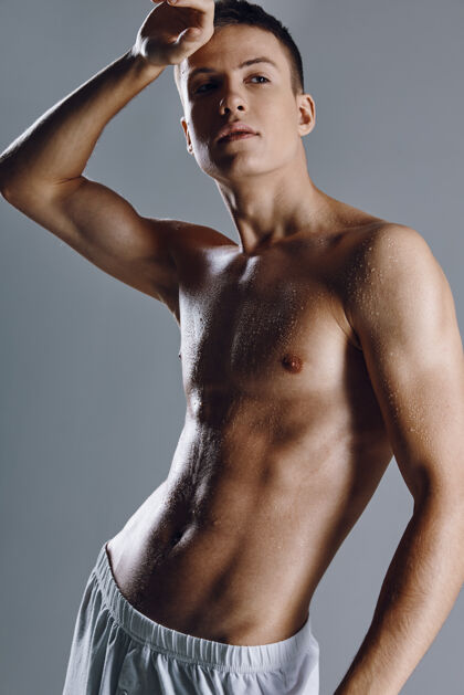 肌肉在灰色背景上 手臂肌肉发达的男子健美运动员可以看到特写镜头室内裸体男