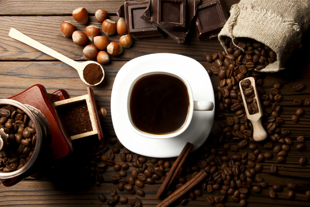 早餐咖啡研磨机和咖啡背景茶碟包