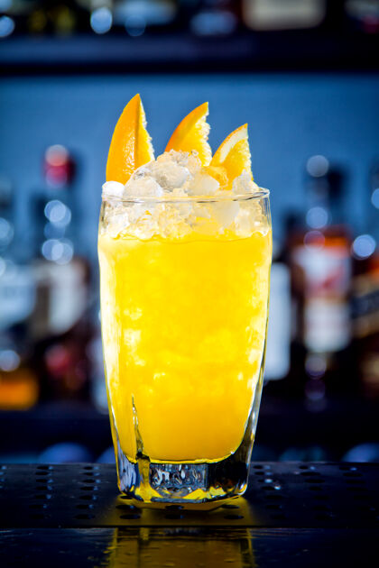 吧台吧台上有橙子片的黄色鸡尾酒酒精桌子液体