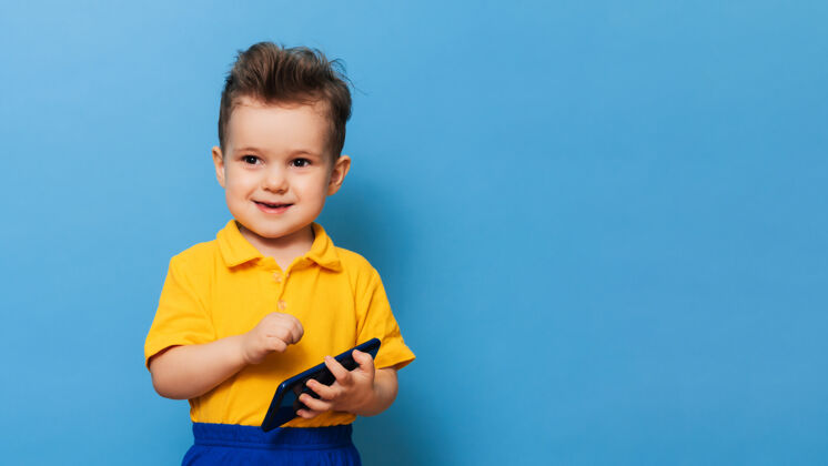 阅读一个小男孩手里拿着一部手机人孩子肖像