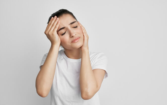 生病女人脸上有头痛和偏头痛的健康问题消极模特痛苦