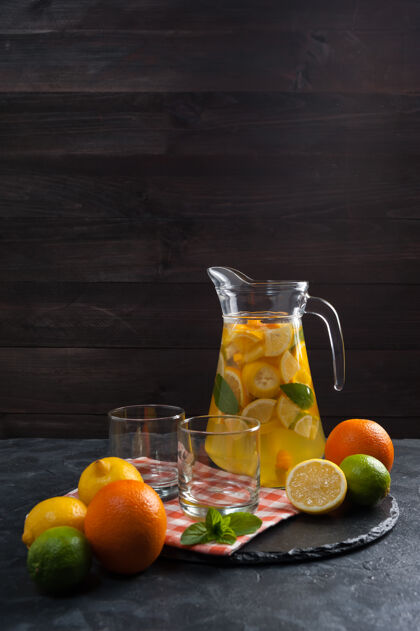 饮料自制柠檬水加柠檬和橙子制成的薄荷 用玻璃杯装的柑橘饮料柑橘柠檬水薄荷
