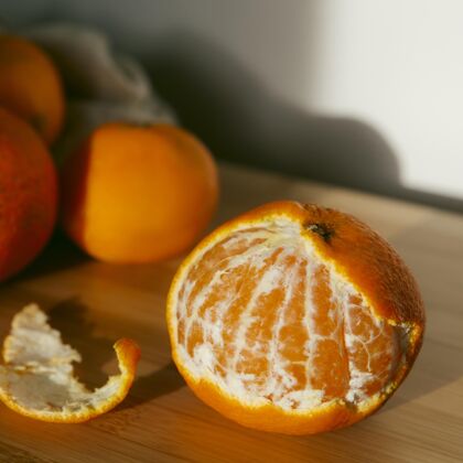 水果桌上有新鲜的橙子新鲜衣服有机