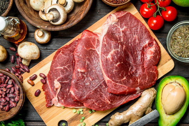 营养健康的食品.生的牛肉配各种有机食品和香料平衡产品豆类