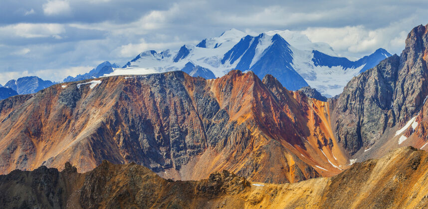 山脊五彩斑斓的悬崖和白雪皑皑的山峰服务器冰川白天
