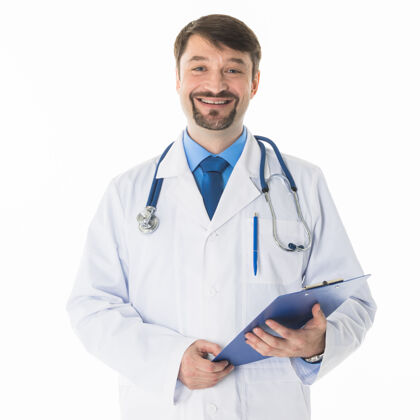 男性快乐微笑的男医生站在文件夹里 隔离在白色的墙上护理持有诊所