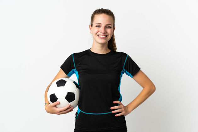 成人一个年轻的足球运动员 一个在白色背景下孤立的女人 双臂放在臀部 面带微笑比赛年轻骄傲