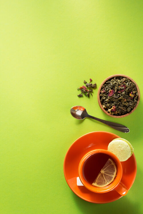 干燥一杯茶在淡绿色的纸上咖啡馆铺设杯子