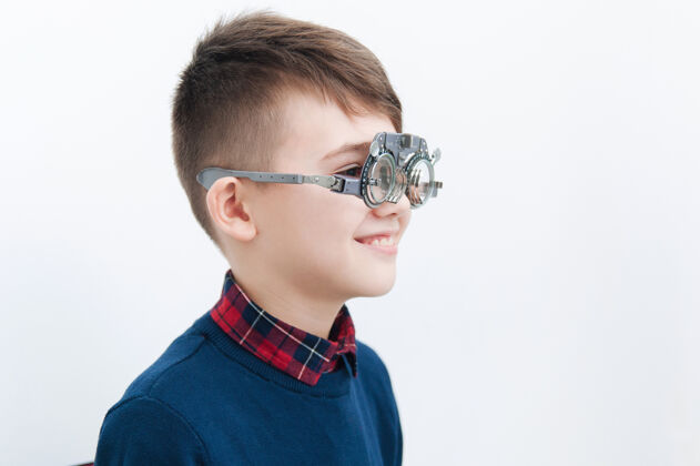 视力一个戴眼镜的男孩在眼科医生那里检查视力测试治疗校正