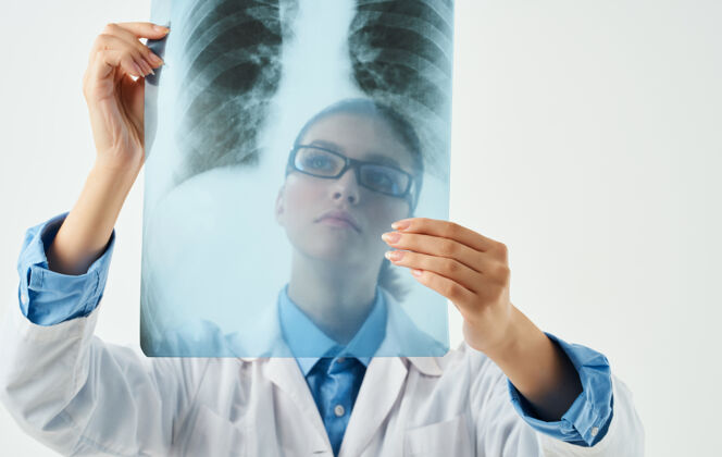 疾病胸部x光和女医生 在他的领域的专业人士外科医生医疗骨骼