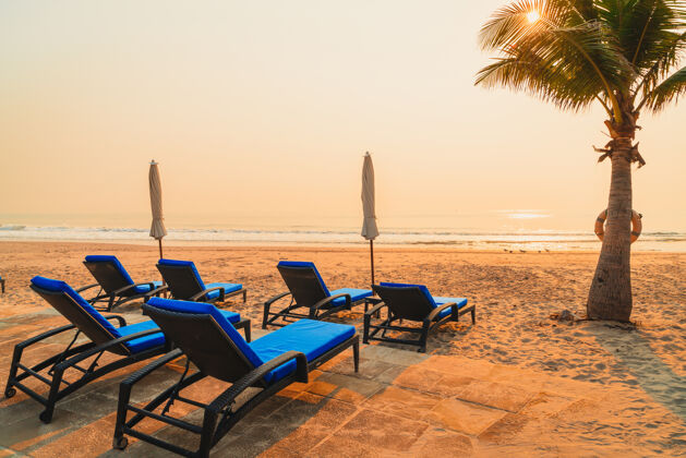 热带伞椅海滩棕榈树和海滩日出times.vacationnd公司假日概念水豪华海