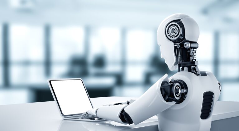 创新机器人人形使用笔记本电脑 坐在未来的办公室桌子上空白Pc显示