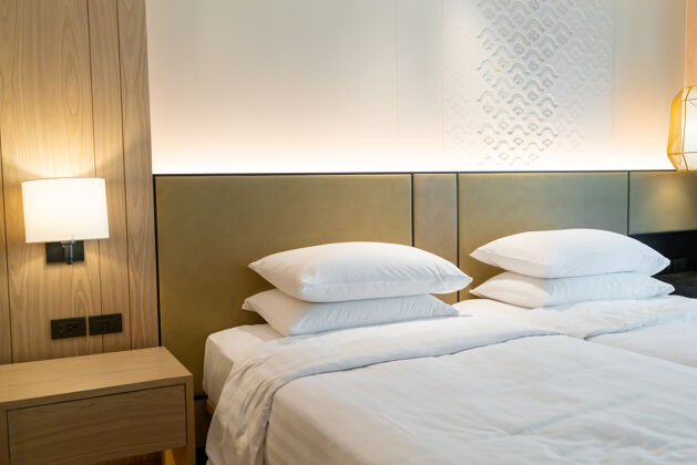 风格酒店度假村卧室床上的白色枕头装饰亚麻舒适清洁