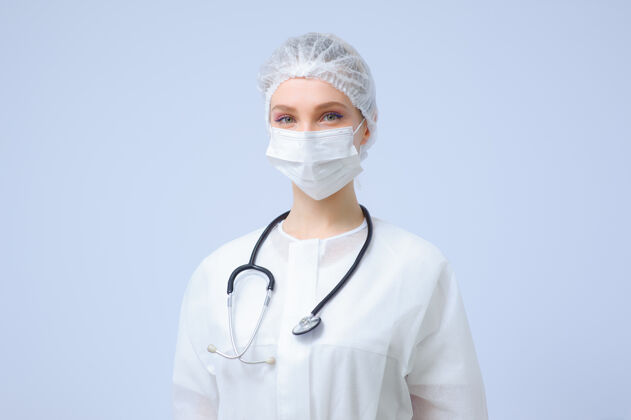 专家戴着医疗帽和面罩的女医生或护士的肖像工作人员疾病治疗