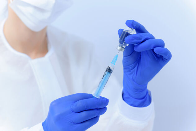 注射器医生给注射器灌药 特写疫苗接种还有免疫接种手护理感染