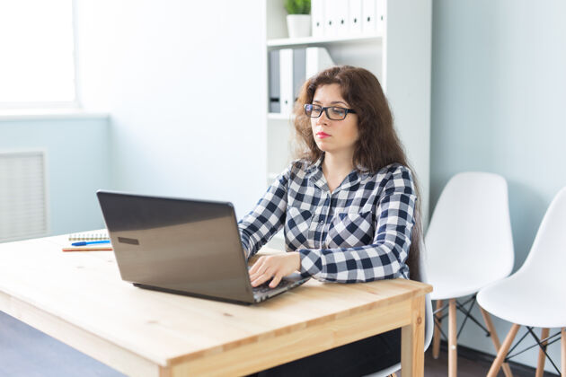 内容科技 商业和人的概念-严肃的戴眼镜的女人在办公室的电脑前工作金融Pc便携式