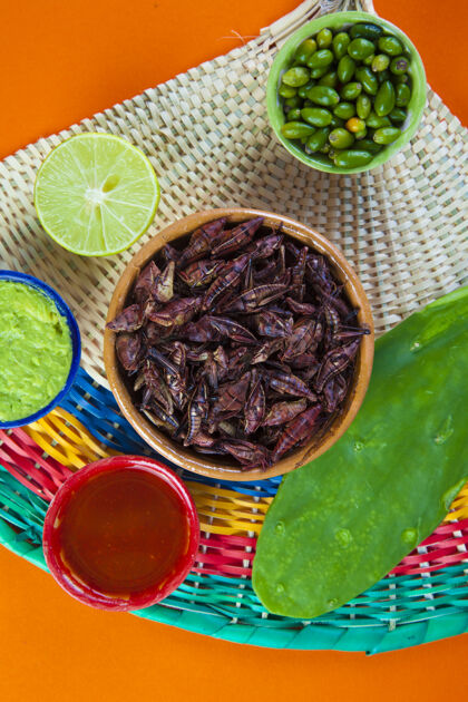 脆蚱蜢小吃.传统的墨西哥菜膳食鳄梨酱香料