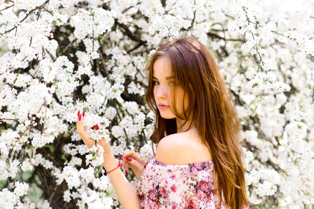 人美丽的红发白衣少女画像 春花盛开公园模特自然