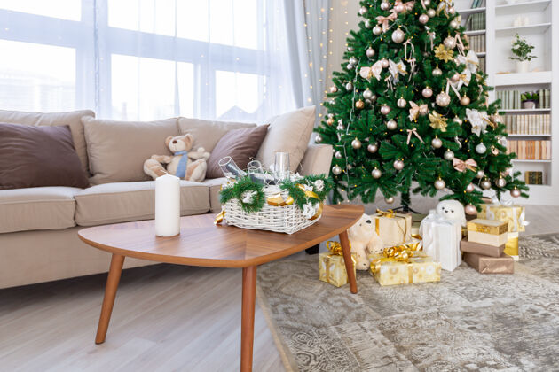 休息室豪华豪华公寓室内光线充足颜色时尚当代极简主义设计.完整阳光的照射很大的空间装饰着圣诞树客厅快乐优雅
