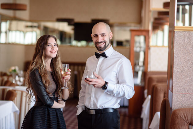 女性美丽的夫妇在餐厅庆祝和喝香槟美丽女孩饮料