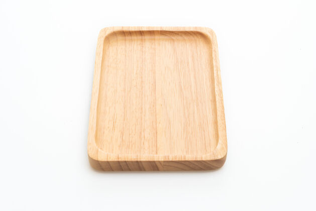 面板白色背景上的木制托盘或盘子碗自然谷物
