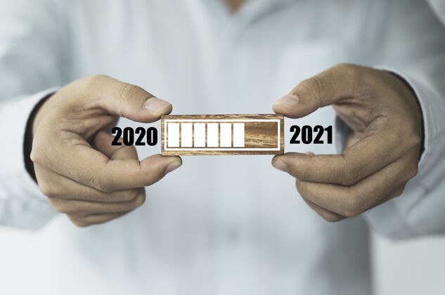 战略商人手持木块 印刷2020年至2021年的屏幕加载 开始新的商业概念就业日期翻转