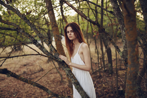 裸体大自然中的浪漫女人在森林里的树旁女性森林农业