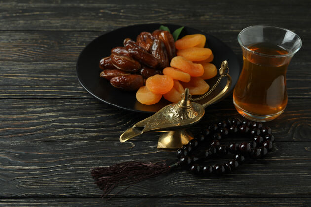 伊斯兰教斋月的概念与食物和配件的木桌上斋月茶卡里姆