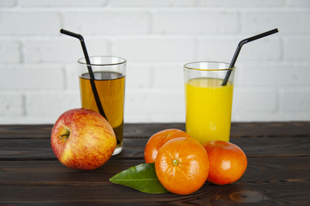 苹果一杯苹果和橙汁 桌上放着苹果和橙子热带成熟健康