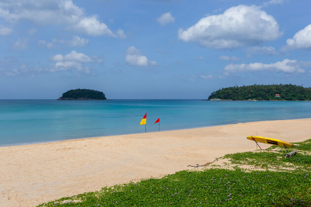 岩石美丽的安达曼海和白色沙滩的自然早上在巴东海滩 普吉岛 泰国目的地海洋普吉岛