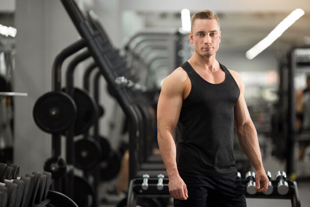 健身帅哥身材好肌肉发达的健身房运动白种人训练