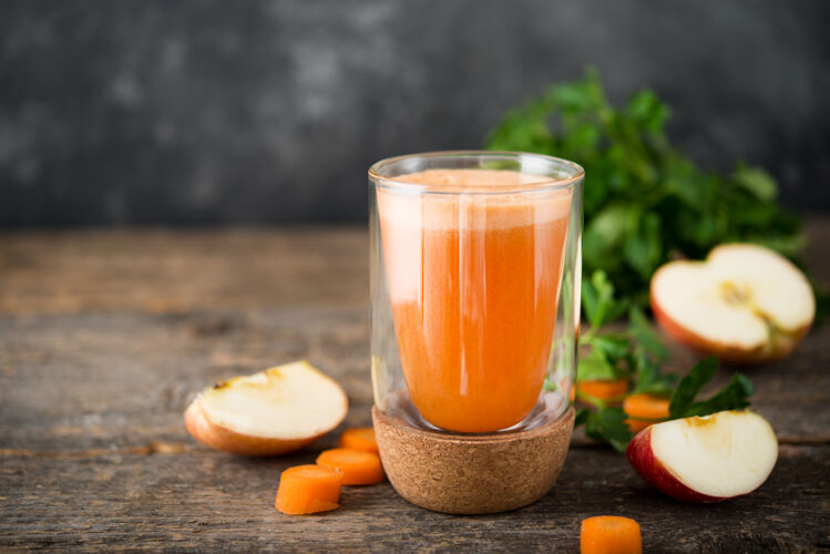 玻璃一杯新鲜的天然苹果胡萝卜汁有机甜健康