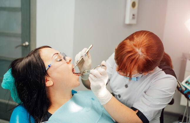 健康女牙医在现代口腔诊所工作女性成人卫生学