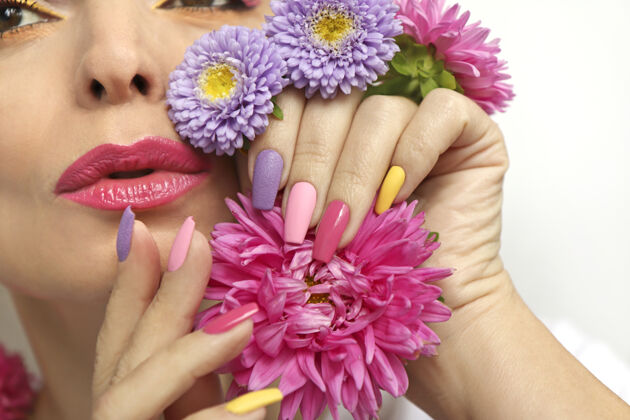 指甲艺术一个有紫菀色指甲的女孩的化妆和美甲女人美甲指甲