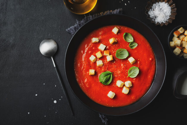 番茄奶油美味的西红柿汤 在黑暗中盛在碗里background.view视图从上面新鲜装饰午餐