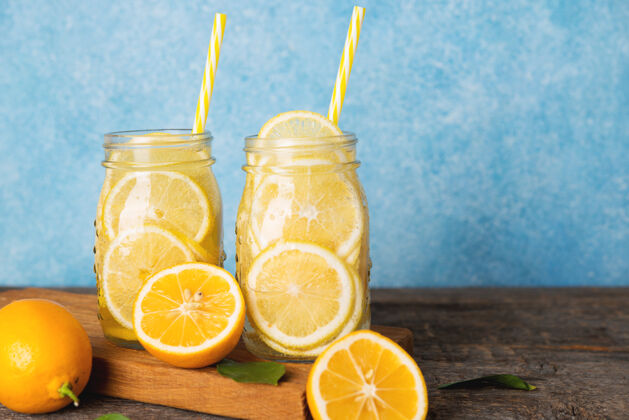 自然自制的柠檬排毒水在玻璃罐里输液有机非酒精