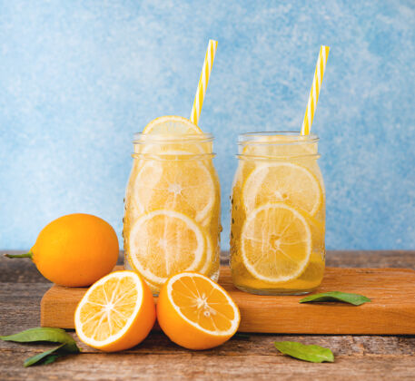 饮料自制的柠檬排毒水在玻璃罐里自制罐子非酒精
