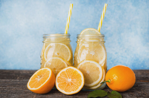 罐子自制的柠檬排毒水在玻璃罐里非酒精柑橘有机