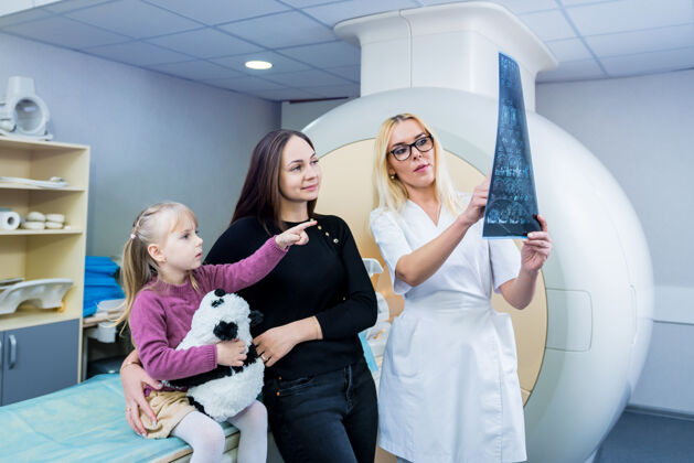 科学放射科医生和病人一起检查核磁共振扫描机器疾病扫描