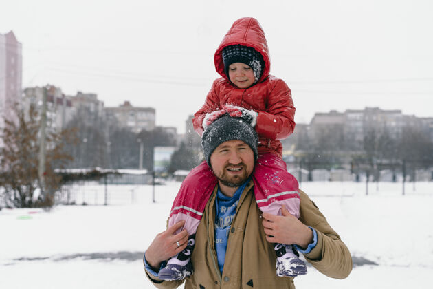 心情爸爸肩上抱着一个小女儿乐趣孩子雪