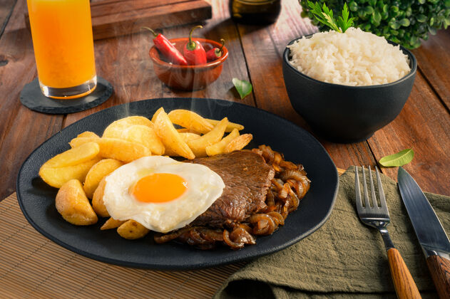 日落Lomoalopobre-智利传统食物-肉 米饭 薯片和焦糖洋葱拉丁语秘鲁薯条