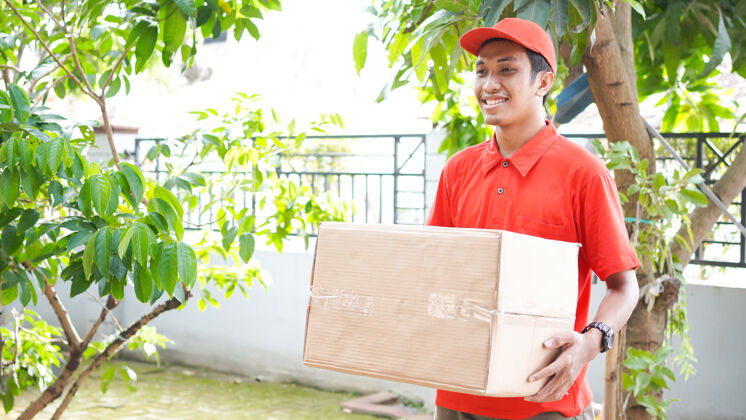 发送送货员把箱子送到顾客家门口纸板箱订单接收